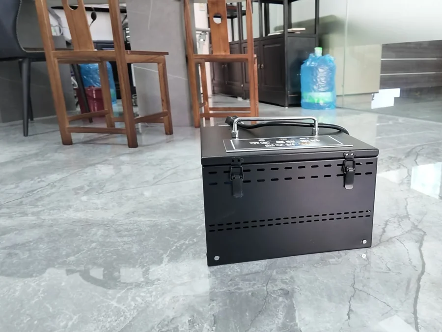 拆大师拆砖机正面卡扣与散热孔细节